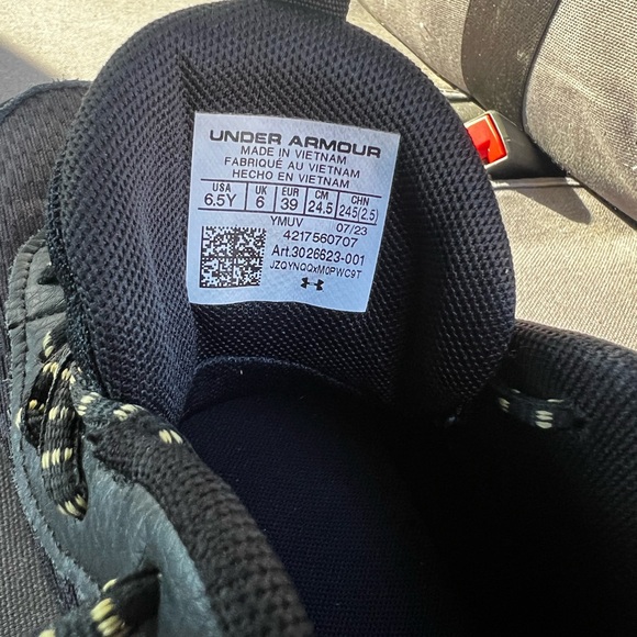 Under Armour Steph Curry youth 6.5 shoes for sale wore about 5 times. - Picture 4 of 4